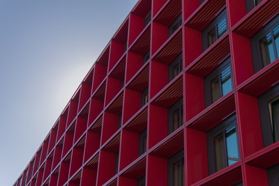 红色高层建筑的低角度摄影